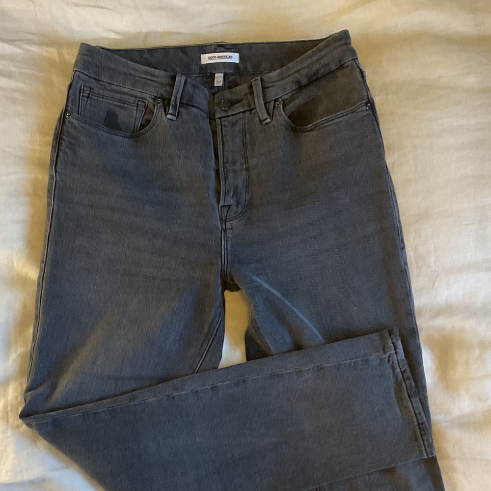 Good American Straight Leg Jeans in Charcoal